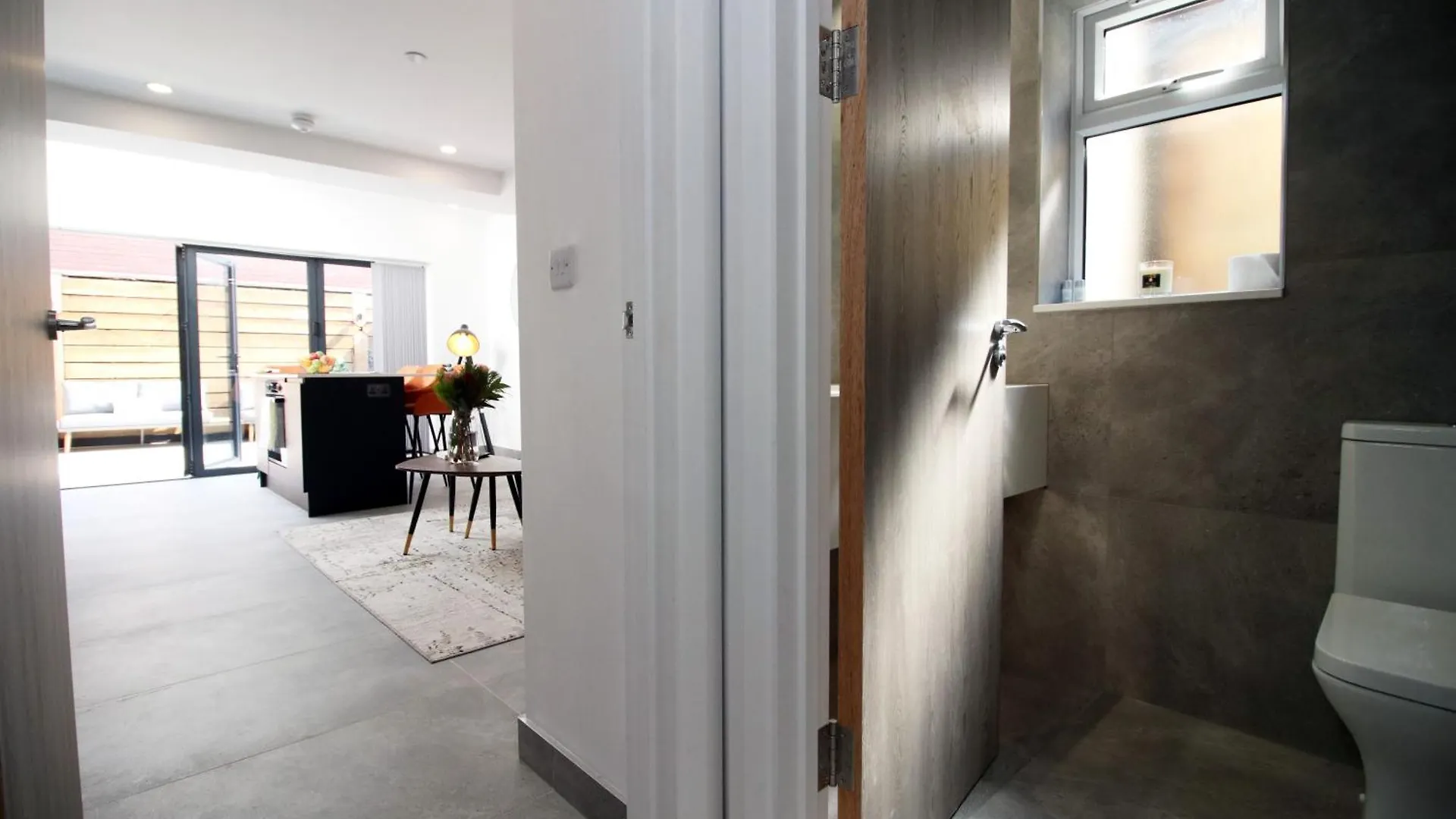 New Listing - Cardiff Modern & Spacious Retreat With Private Courtyard 0*,  United Kingdom