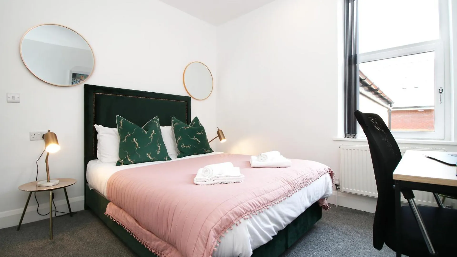 New Listing - Cardiff Modern & Spacious Retreat With Private Courtyard Apartment