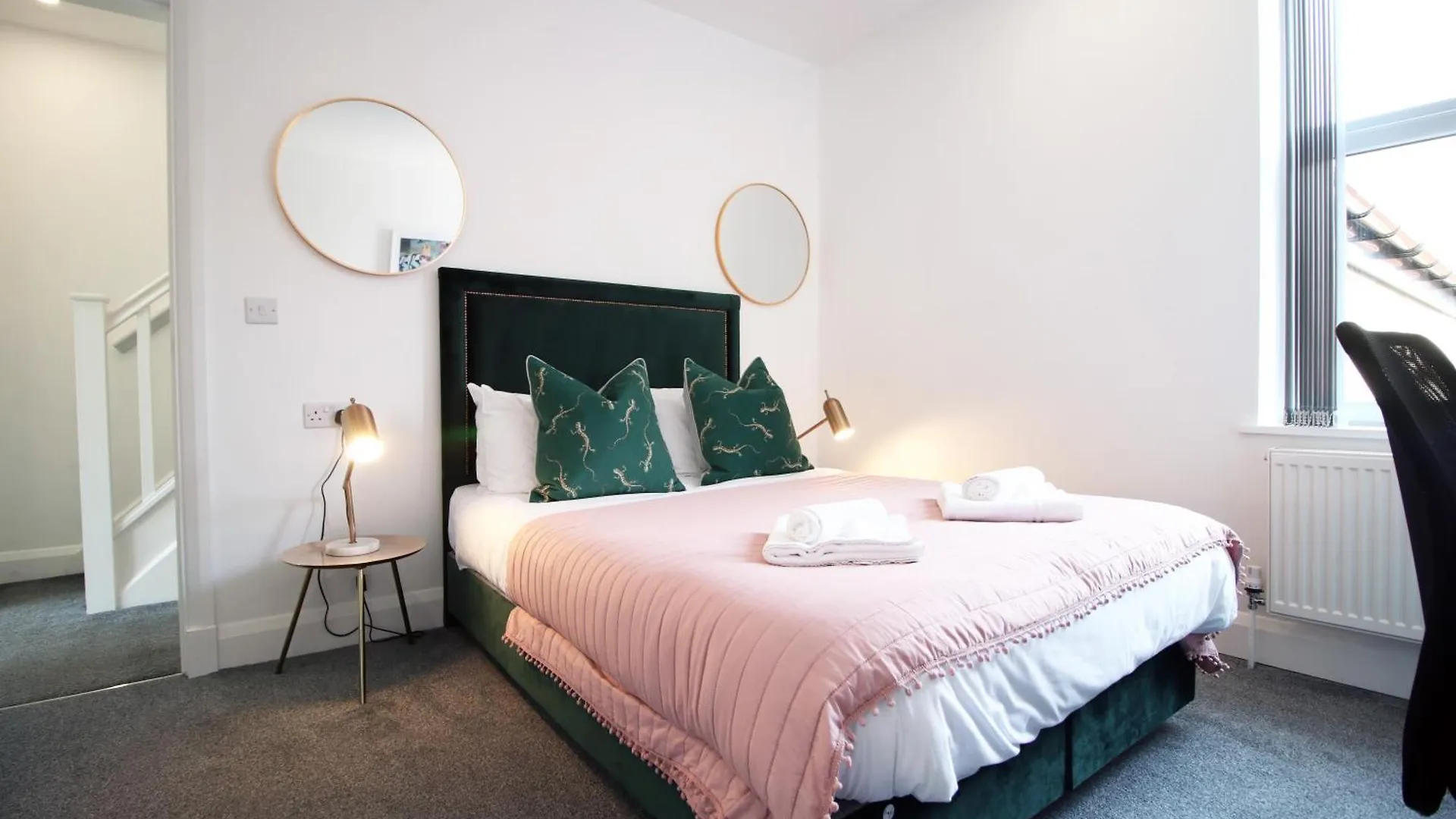 New Listing - Cardiff Modern & Spacious Retreat With Private Courtyard Apartment
