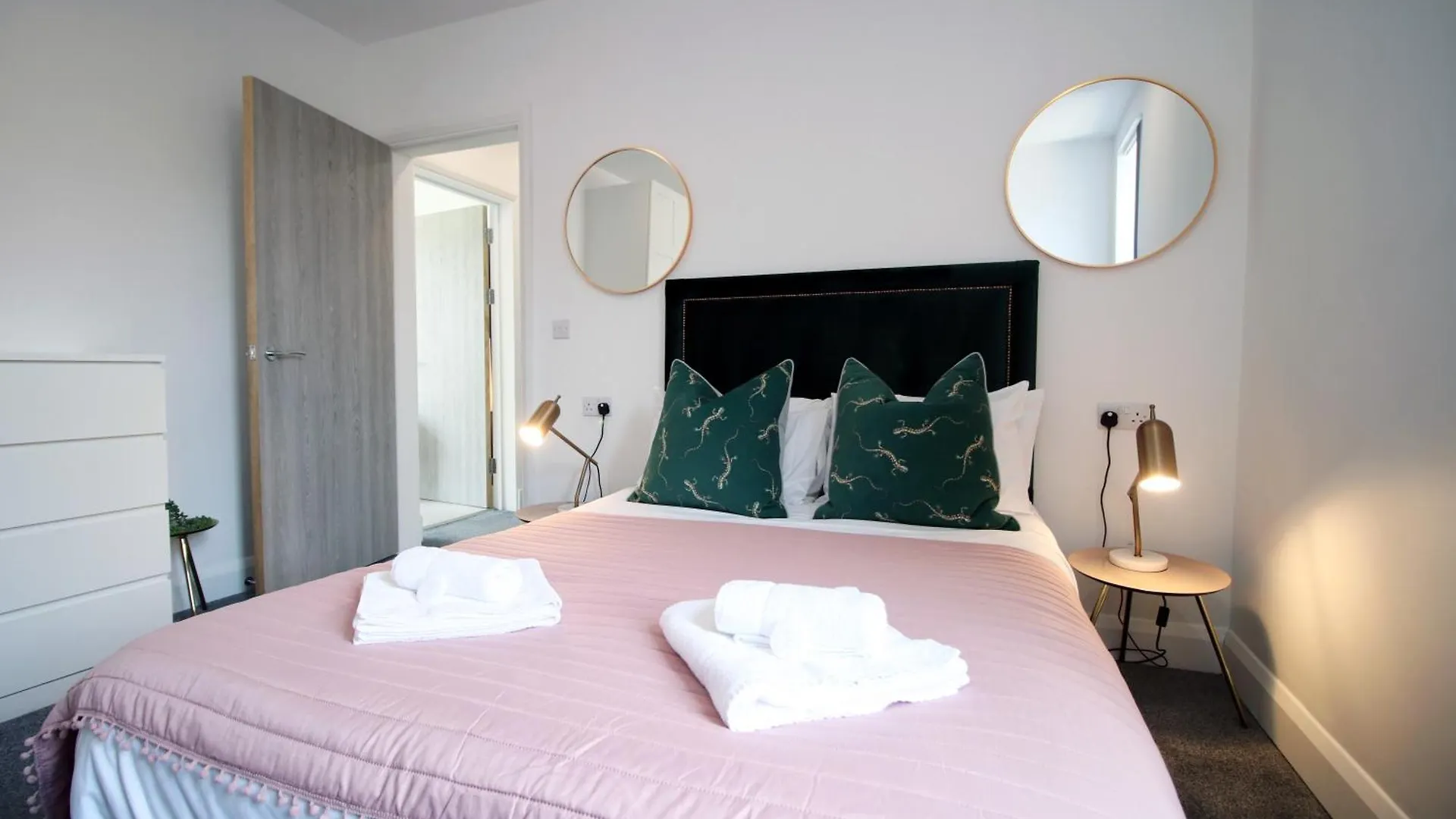 New Listing - Cardiff Modern & Spacious Retreat With Private Courtyard
