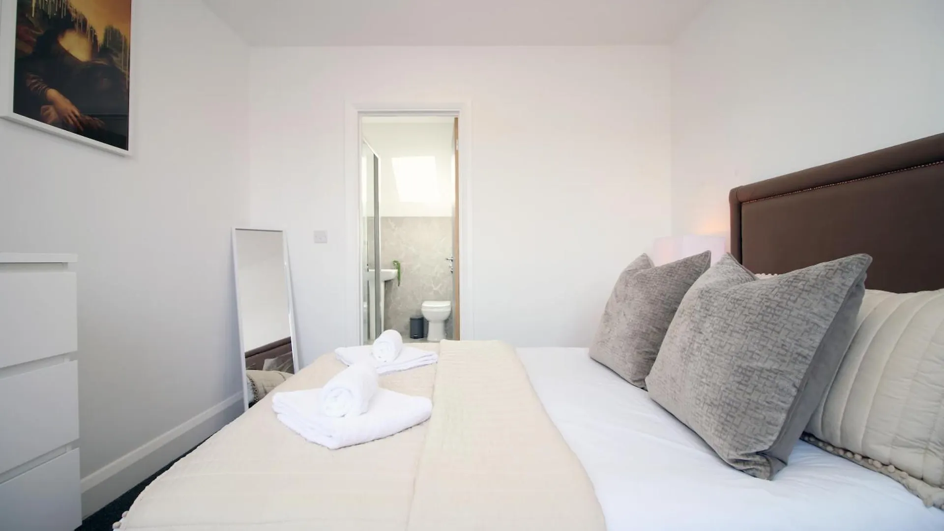 Apartment New Listing - Cardiff Modern & Spacious Retreat With Private Courtyard