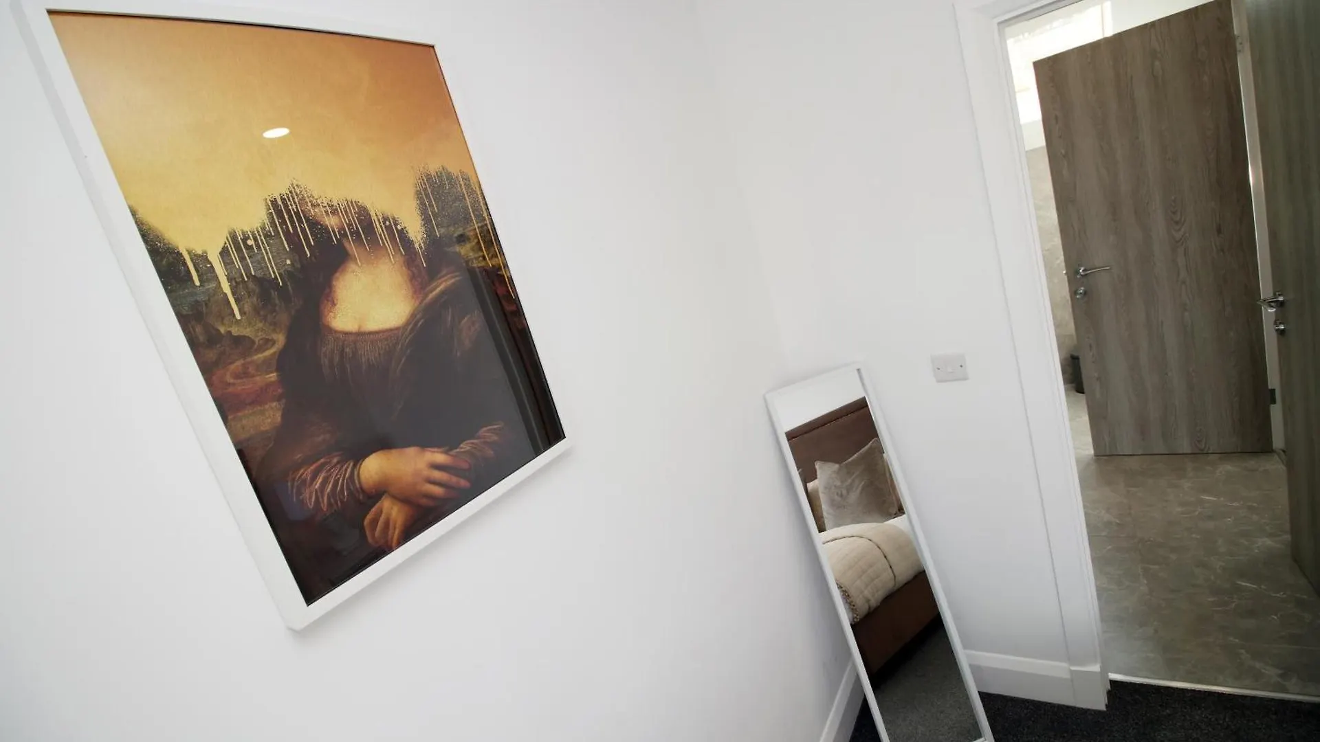 New Listing - Cardiff Modern & Spacious Retreat With Private Courtyard Apartment
