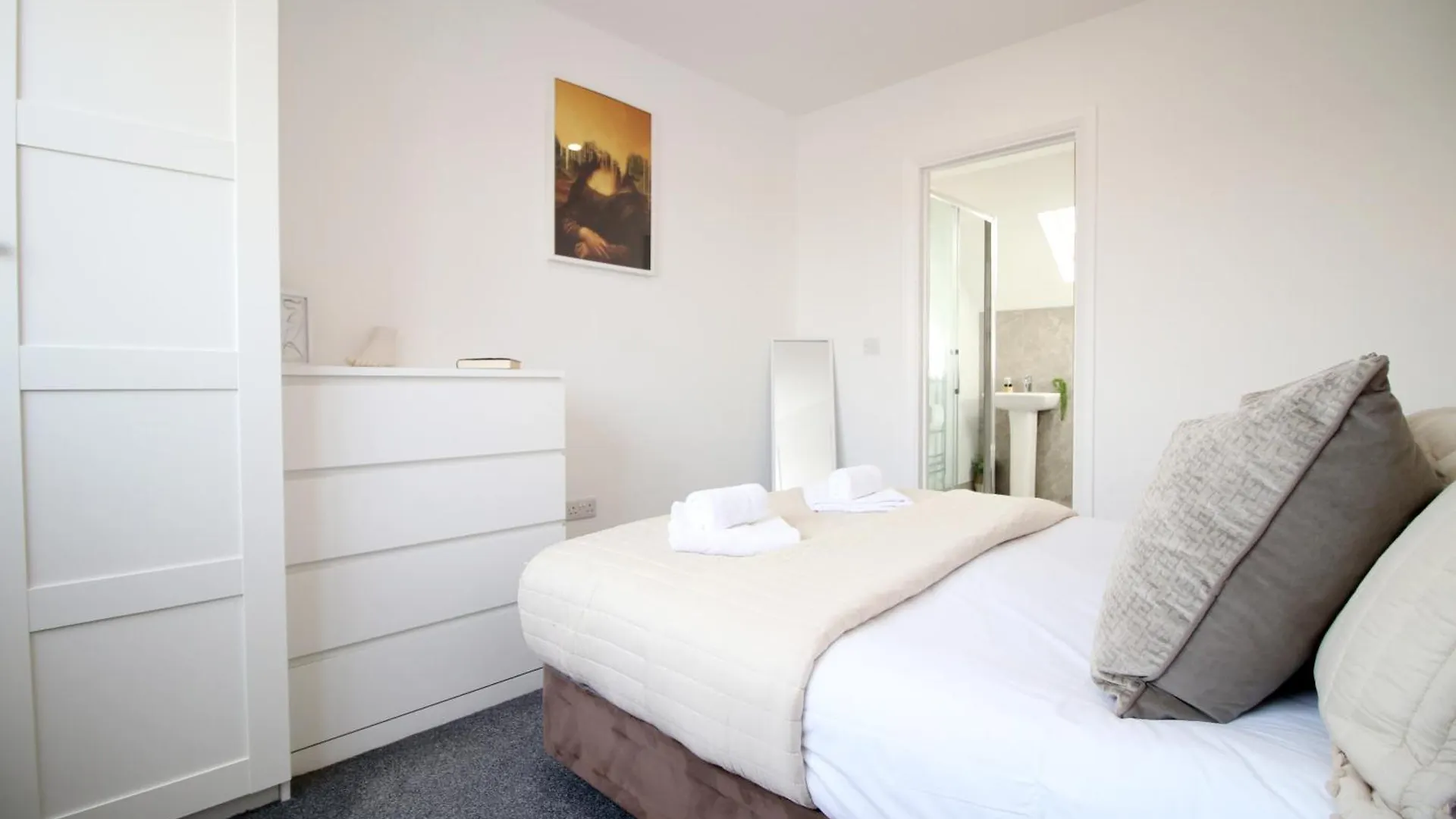 New Listing - Cardiff Modern & Spacious Retreat With Private Courtyard